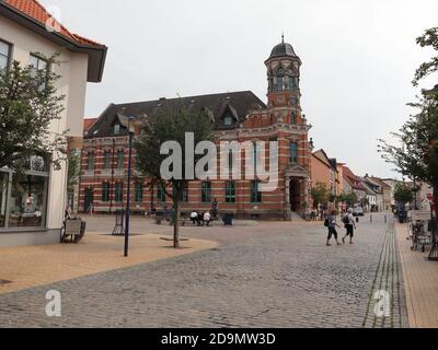 Parchim, Mecklenburg-Vorpommern - August 18 2020: Ehemaliges Kaiserliches Postamt in der Innenstadt von Parchim in Stockfoto