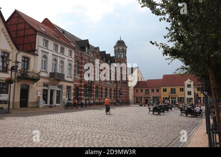 Parchim, Mecklenburg-Vorpommern - August 18 2020: Ehemaliges Kaiserliches Postamt in der Innenstadt von Parchim in Stockfoto
