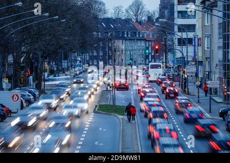 Rush Hour Verkehr in der Umweltzone auf der Bundesstraße B 224 Alfredstraße in Rüttenscheid, Essen, Ruhrgebiet, Nordrhein-Westfalen, Deutschland Stockfoto