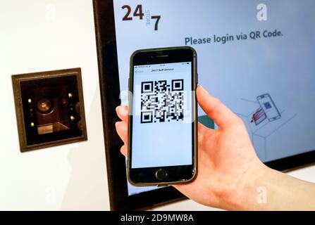 Mobiles Bezahlen mit Handy und QR-Code, QR-Code-Scanner im Urban Store auf dem Wanzl Messestand, EuroShop Messe, Düsseldorf, Nordrhein-Westfalen, Deutschland Stockfoto