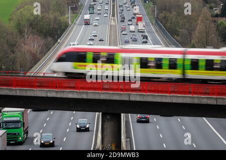 Erkrath, Nordrhein-Westfalen, Deutschland, Verkehrslandschaft, Straßenverkehr und S-Bahn-Verkehr kreuzen sich auf der Autobahn A3. Stockfoto