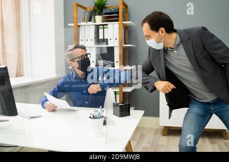 Älterer Mitarbeiter Mit Gesichtsmaske. Vermeiden Sie Covid Stockfoto