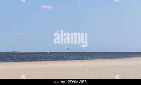 Wassersport an der Nordsee - Kitesurfen in der Wattenmeer Stockfoto