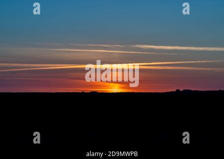 Silhouetten, Sonnenuntergang und Schatten, ein stimmungsvolles Farbenspiel an der Nordsee Stockfoto