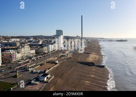 Luftaufnahme entlang und über die Küste von Brighton City mit den berühmten Attraktionen in diesem beliebten Resort. Stockfoto