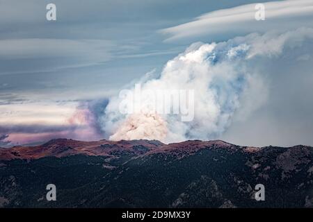 Waldbrände in den Rocky Mountains, Nord-Colorado Waldbrände mit riesigen Rauchwolken Stockfoto
