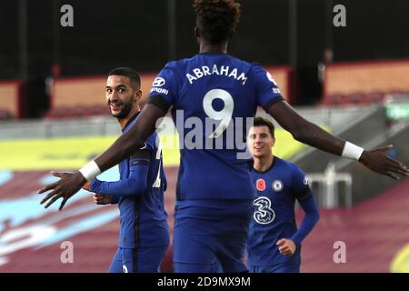 BURNLEY, ENGLAND. 31. OKTOBER Chelsea Hakim Ziyech (links) feiert mit Chelsea Tammy Abraham (Mitte) erzielte sein erstes Tor des Spiels während der Premier League Spiel zwischen Burnley und Chelsea in Turf Moor, Burnley am Samstag 31. Oktober 2020. (Quelle: Tim Markland, Mi News) Stockfoto