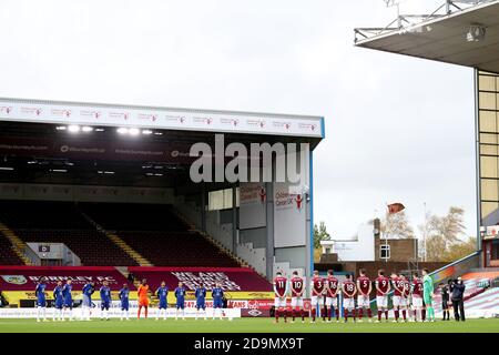 BURNLEY, ENGLAND. 31. OKTOBER Chelsea und Burnley Spieler stehen für eine Minute Stille zur Unterstützung des Waffenstillstands-Tages während des Premier League-Spiels zwischen Burnley und Chelsea in Turf Moor, Burnley am Samstag, 31. Oktober 2020. (Quelle: Tim Markland, Mi News) Stockfoto