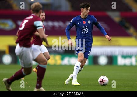 BURNLEY, ENGLAND. 31. OKTOBER Chelsea Kai Havertz (rechts) in Aktion während der Premier League Spiel zwischen Burnley und Chelsea in Turf Moor, Burnley am Samstag 31. Oktober 2020. (Quelle: Tim Markland, Mi News) Stockfoto