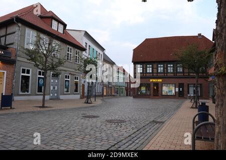 Parchim, Mecklenburg-Vorpommern - August 18 2020: Fußgängerzone im Zentrum der deutschen Stadt Parchim Stockfoto