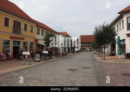 Parchim, Mecklenburg-Vorpommern - August 18 2020: Fußgängerzone im Zentrum der deutschen Stadt Parchim Stockfoto