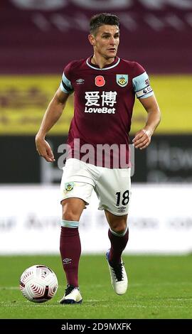 BURNLEY, ENGLAND. 31. OKTOBER Burnleys Ashley Westwood in Aktion während des Premier League-Spiels zwischen Burnley und Chelsea in Turf Moor, Burnley am Samstag, 31. Oktober 2020. (Quelle: Tim Markland, Mi News) Stockfoto