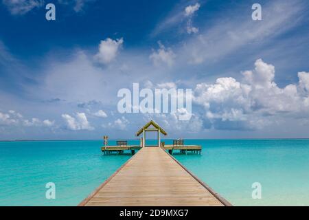 Panoramalandschaft des Malediven Strandes. Tropisches Panorama, Luxus-Wasservilla-Resort mit Holzsteg oder Steg. Luxus Reise Ziel Hintergrund Stockfoto