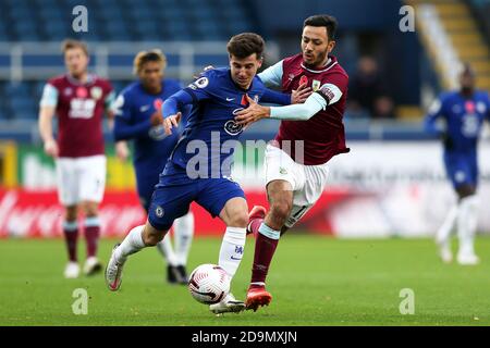 BURNLEY, ENGLAND. 31. OKTOBER Chelsea's Mason Mount in Aktion mit Burnley's Dwight McNeil (rechts) während des Premier League-Spiels zwischen Burnley und Chelsea in Turf Moor, Burnley am Samstag, 31. Oktober 2020. (Quelle: Tim Markland, Mi News) Stockfoto