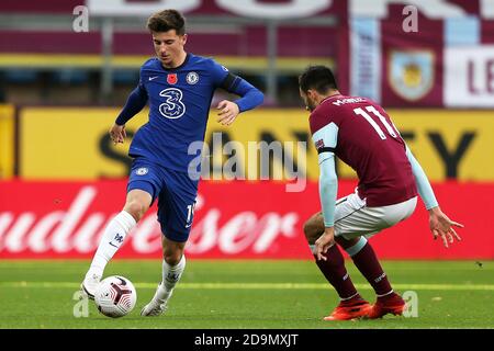 BURNLEY, ENGLAND. 31. OKTOBER Chelsea's Mason Mount in Aktion mit Burnley's Dwight McNeil (rechts) während des Premier League-Spiels zwischen Burnley und Chelsea in Turf Moor, Burnley am Samstag, 31. Oktober 2020. (Quelle: Tim Markland, Mi News) Stockfoto