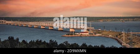 Panorama mit Blick auf die Kaiserbrücke über die Wolga in Uljanowsk. Blick auf den Sonnenuntergang. Stockfoto