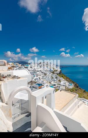 Santorini Insel, gefüllt mit Cafés und Hotels mit Blick auf die Ägäis und vulkanischen Caldera. Luxus Sommer Reise und Urlaubsziel von weiß Stockfoto