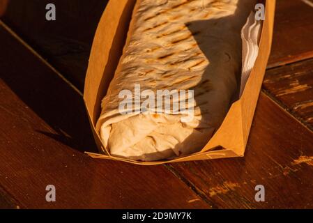 Döner Kebab Gyros Shawarma Rindfleisch Rolle in Pitta Brot Wrap Sandwich auf Holz Hintergrund. Shawarma Stockfoto