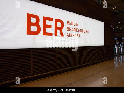 Schönefeld, Deutschland - 1. November 2020 - Logo / Schriftzug des Flughafens Berlin Brandenburg (BER) - Flughafen Willy Brandt Stockfoto