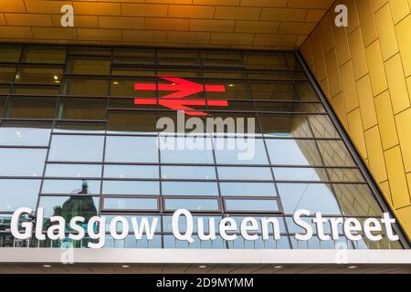 Außenansicht des Bahnhofs Glasgow Queen Street nach der Renovierung 2020, Queens Street, Glasgow, Großbritannien Stockfoto