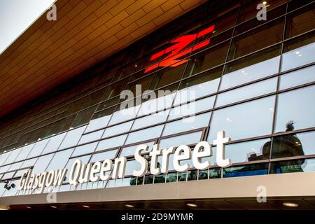 Außenansicht des Bahnhofs Glasgow Queen Street nach der Renovierung 2020, Queens Street, Glasgow, Großbritannien Stockfoto