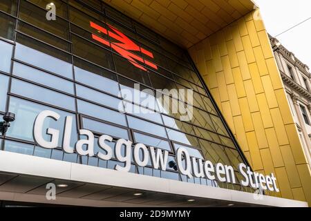 Außenansicht des Bahnhofs Glasgow Queen Street nach der Renovierung 2020, Queens Street, Glasgow, Großbritannien Stockfoto