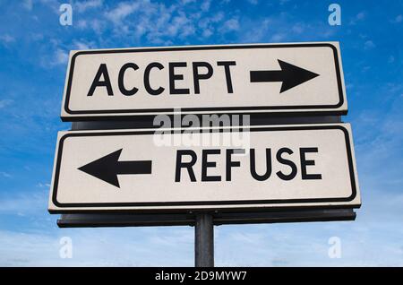 Akzeptieren oder ablehnen. Weiße zwei Straßenschilder mit Pfeil auf Metallmast mit Wort. Richtungsstraße. Kreuzung Straßenschild, Zwei Pfeil. Blauer Himmel Hintergrund. T Stockfoto