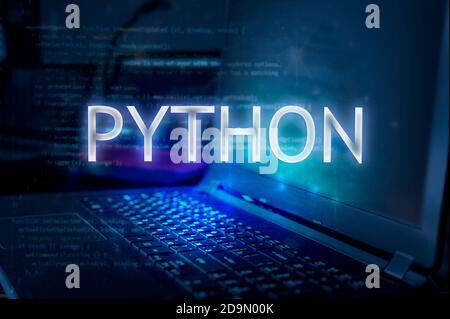 Python-Inschrift gegen Laptop und Code-Hintergrund. Python Programmiersprache lernen, Computer-Kurse, Ausbildung. Stockfoto