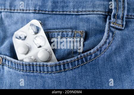 Tablet-Blister in einer Jeanstasche Stockfoto