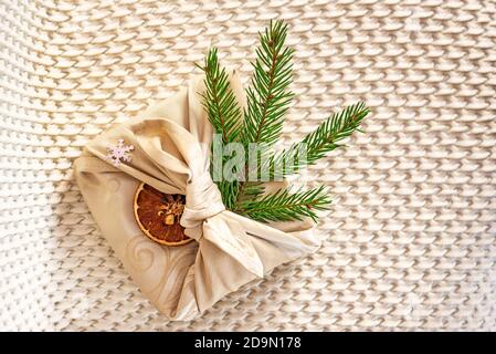 Weihnachten furoshiki Verpackung, ethische weihnachtsgeschenk, Null Abfall Konzept Stockfoto