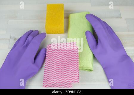 Der hohe Winkel Schuss der Gummihandschuhe, des Schwamms und des Reinigungslappens Stockfoto