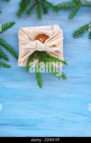 Weihnachten furoshiki Verpackung, ethische weihnachtsgeschenk, Null Abfall Konzept Stockfoto