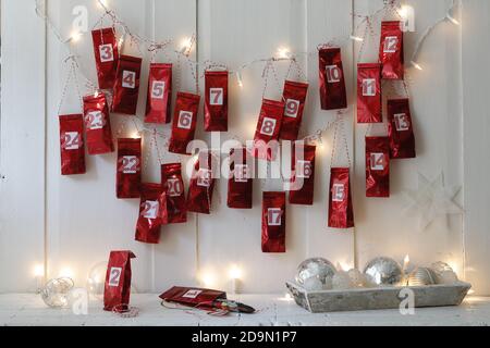 Selbstgemachter Adventskalender aus Tüten für Tee UK VERWENDUNG NUR/E-MAIL, UM ANDERE RECHTE ZU LÖSCHEN Stockfoto