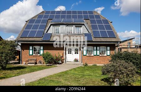 Willich, Nordrhein-Westfalen, Deutschland, Solarenergie, Wohngebäude mit Photovoltaik-Solarzellen auf dem Dach. Stockfoto