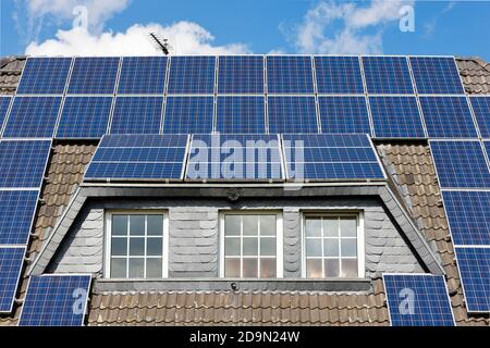 Willich, Nordrhein-Westfalen, Deutschland, Solarenergie, Wohngebäude mit Photovoltaik-Solarzellen auf dem Dach. Stockfoto