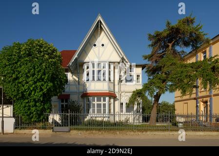 Badeortarchitektur an der Strandpromenade von Bansin im Morgenlicht, Badeort Bansin, Usedom, Ostsee, Mecklenburg-Vorpommern, Deutschland Stockfoto