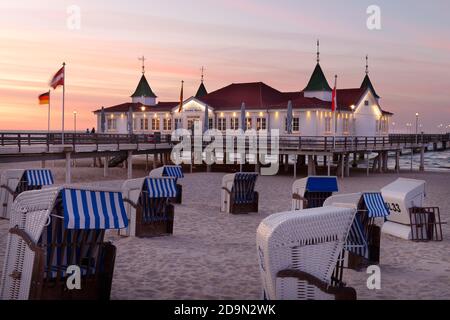 Strandliegen und Steg am Strand von Ahlbeck im Abendlicht, Ostseebad Ahlbeck, Usedom, Ostsee, Mecklenburg-Vorpommern, Deutschland Stockfoto