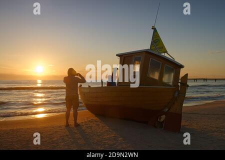 Angelkutter am Strand von Ahlbeck bei Sonnenaufgang, Ostseebad Ahlbeck, Usedom, Ostsee, Mecklenburg-Vorpommern, Deutschland Stockfoto