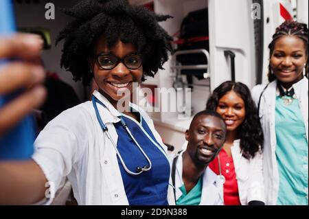 Gruppe von afrikanischen Sanitäter Ambulanz Notfall Crew Ärzte machen Selfie am Telefon. Stockfoto