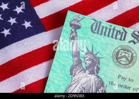 Steuerrückerstattung Scheck mit amerikanischer Flagge Close Up. Stockfoto