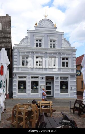 Ueckermünde, Mecklenburg-Vorpommern - August 23 2020: Zentraler Marktplatz mit traditionellen Häusern im Norden Deutschlands Stockfoto