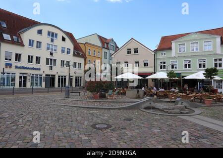 Ueckermünde, Mecklenburg-Vorpommern - August 23 2020: Zentraler Marktplatz mit traditionellen Häusern im Norden Deutschlands Stockfoto