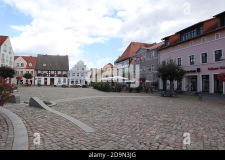 Ueckermünde, Mecklenburg-Vorpommern - August 23 2020: Zentraler Marktplatz mit traditionellen Häusern im Norden Deutschlands Stockfoto