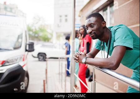 Gruppe von afrikanischen Sanitäter Krankenwagen Notfall Crew Ärzte. Stockfoto