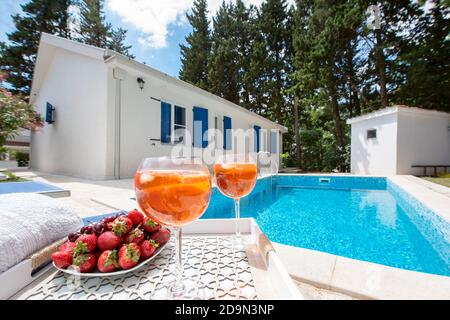 Cocktails auf einem Tablett mit Erdbeere und Kirsche auf dem Am Pool Stockfoto