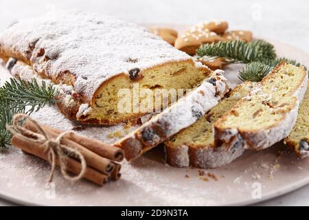 Traditionelles Weihnachtsstollen-Dessert mit kandierten Früchten. Urlaub Winter Brot. Stockfoto