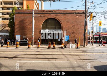 Toronto, Kanada. November 2020. Personen, die draußen auf Tests im Covid-19 Assessment Center im Toronto Western Hospital in Toronto, Kanada, warten. Quelle: EXImages/Alamy Live News Stockfoto