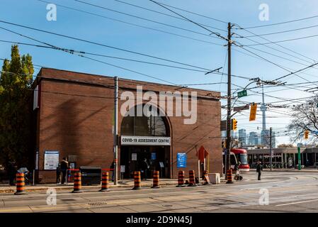 Toronto, Kanada. November 2020. Allgemeine Ansicht des Covid-19 Assessment Center im Toronto Western Hospital in Toronto, Kanada. Quelle: EXImages/Alamy Live News Stockfoto