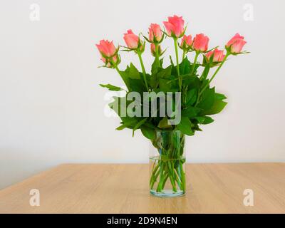 Ein Bündel lachsfarbener Rosen in einer Vase Stockfoto