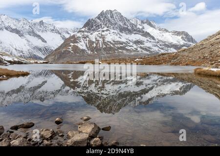 Winterlandschaft spiegelt sich in ruhigen See. Schneebedeckter Berg olmenhorn spiegelt sich im maerjelensee, in der Nähe aletschgletscher jungfrau Region. Stockfoto